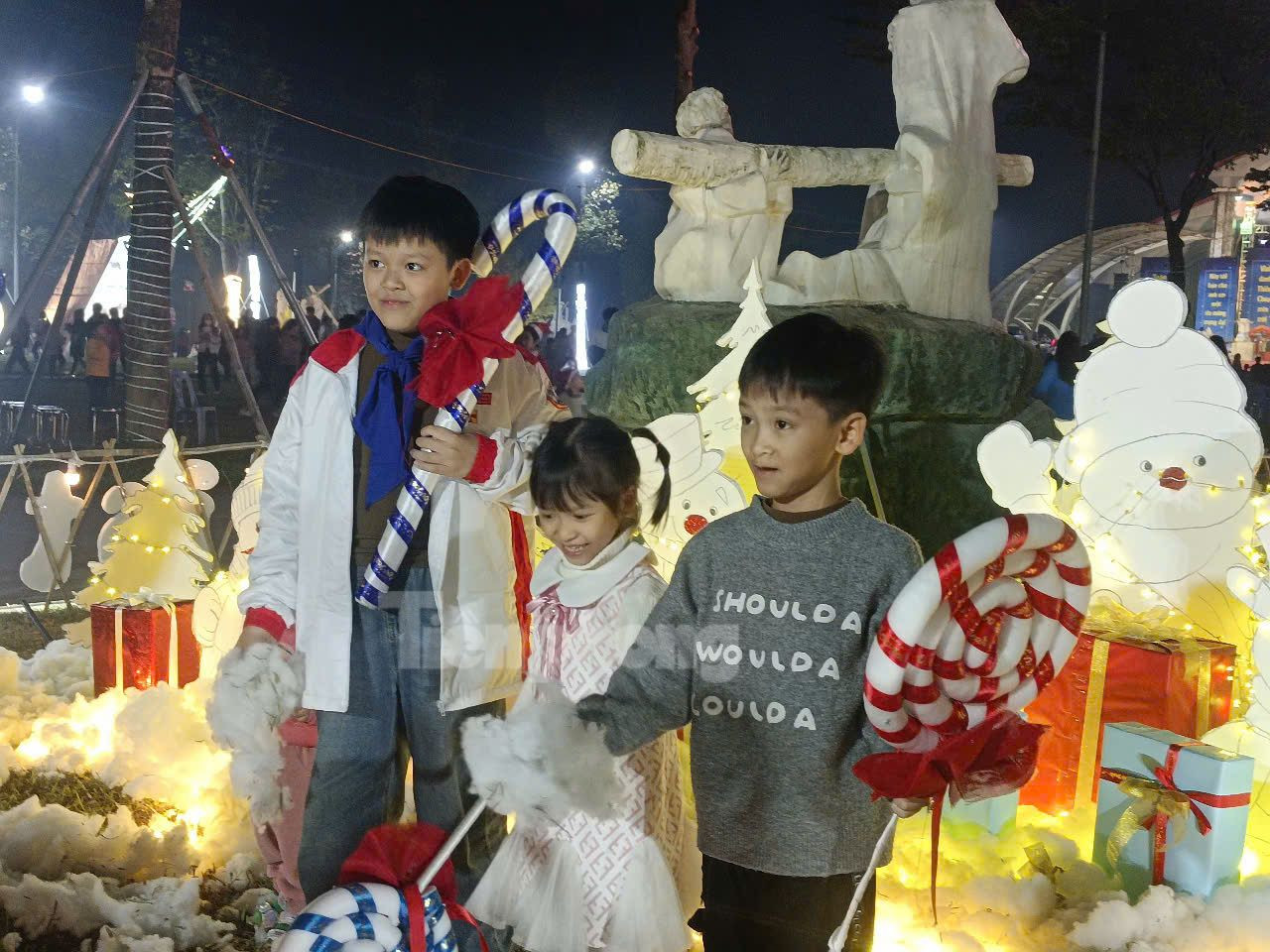 Ghi nhận của PV, tối ngày 23/12, tại nhà thờ Nỗ Lực (xã Thụy Vân, TP Việt Trì) thu hút đông đảo các bạn trẻ, em nhỏ đến tham quan, chụp ảnh.