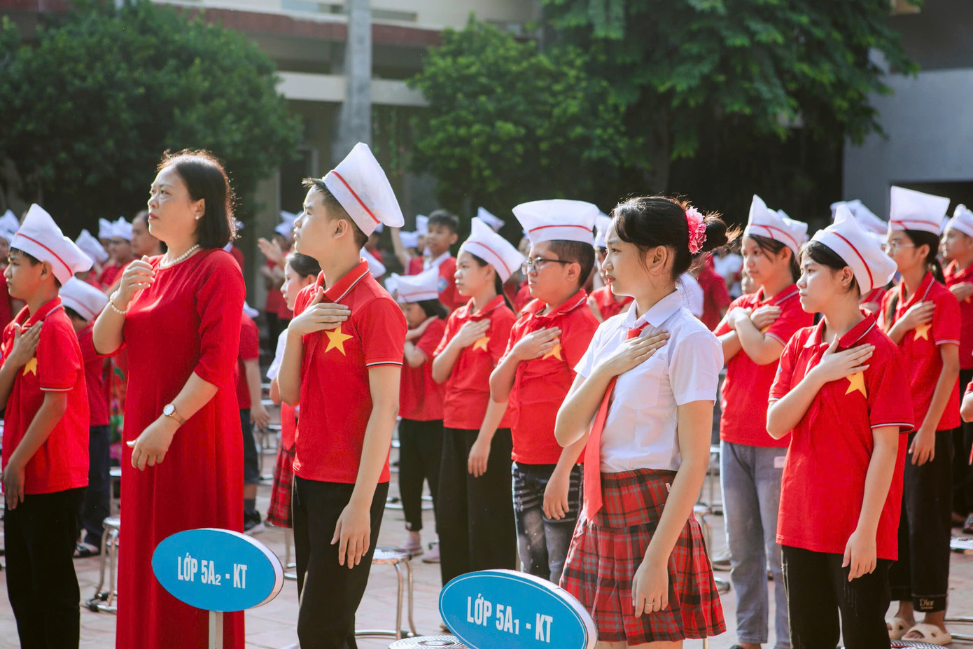 Cô Nguyễn Thị Nghĩa - Giám đốc Trung tâm chia sẻ: "Các em học sinh dù thiệt thòi hơn các bạn cùng trang lứa nhưng rất ngoan và đáng yêu. Trong học tập hay sinh hoạt các em đều tiếp thu rất nhanh. Để thực hiện lời bài hát Quốc ca bằng tay, các cô và các em đều phải tập luyện rất nhiều lần".