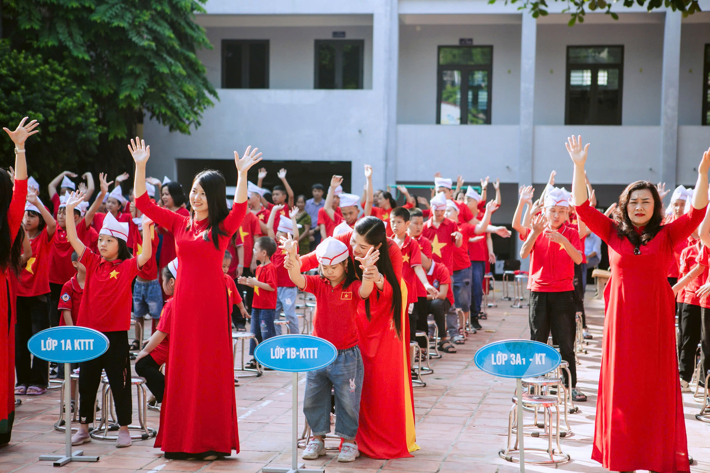 "Dù khó khăn, vất vả nhưng cả cô và trò đều cố gắng hết sức mình trong dạy và học cũng như trong sinh hoạt hàng ngày tại trung tâm. Tôi tin, các em khi lớn lên đều sẽ là những công dân có ích cho xã hội và thành công", cô Nghĩa xúc động chia sẻ.