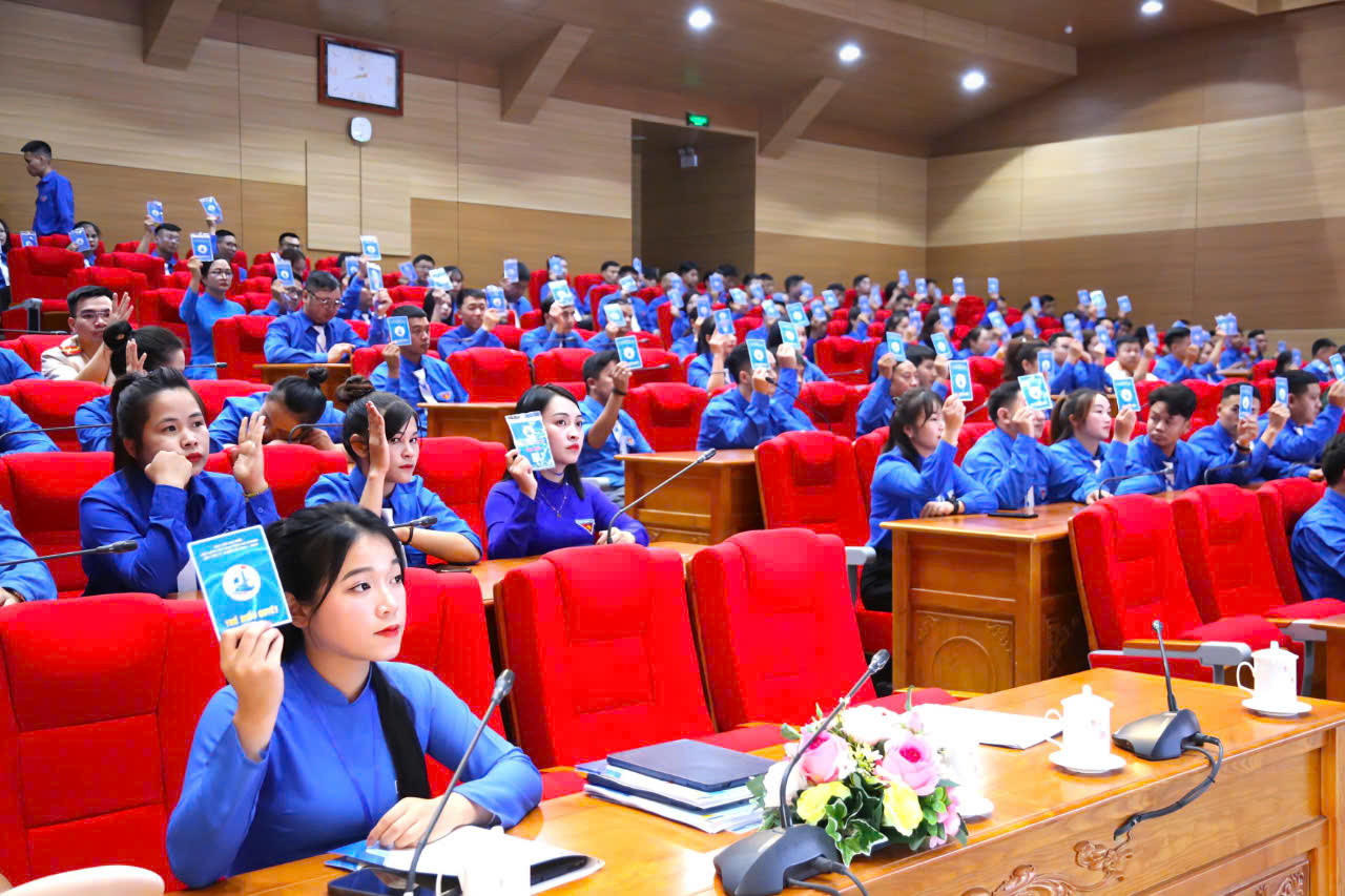 Các đại biểu biểu quyết chức danh Chủ tịch và Thư ký Hội LHTN Việt Nam tỉnh Hà Giang, khóa VI, nhiệm kỳ 2024 - 2029. Các đại biểu biểu quyết chức danh Chủ tịch và Thư ký Hội LHTN Việt Nam tỉnh Hà Giang, khóa VI, nhiệm kỳ 2024 - 2029.