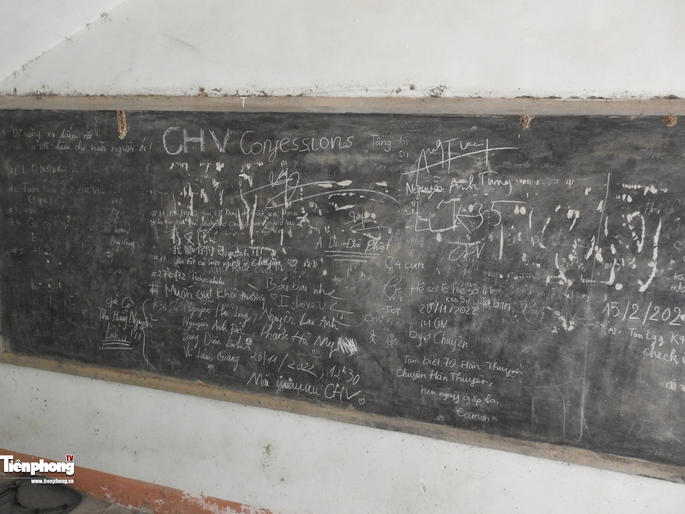 Tấm bảng đen trắng nơi lưu giữ bao kỉ niệm một thời của học sinh Chuyên Hùng Vương.