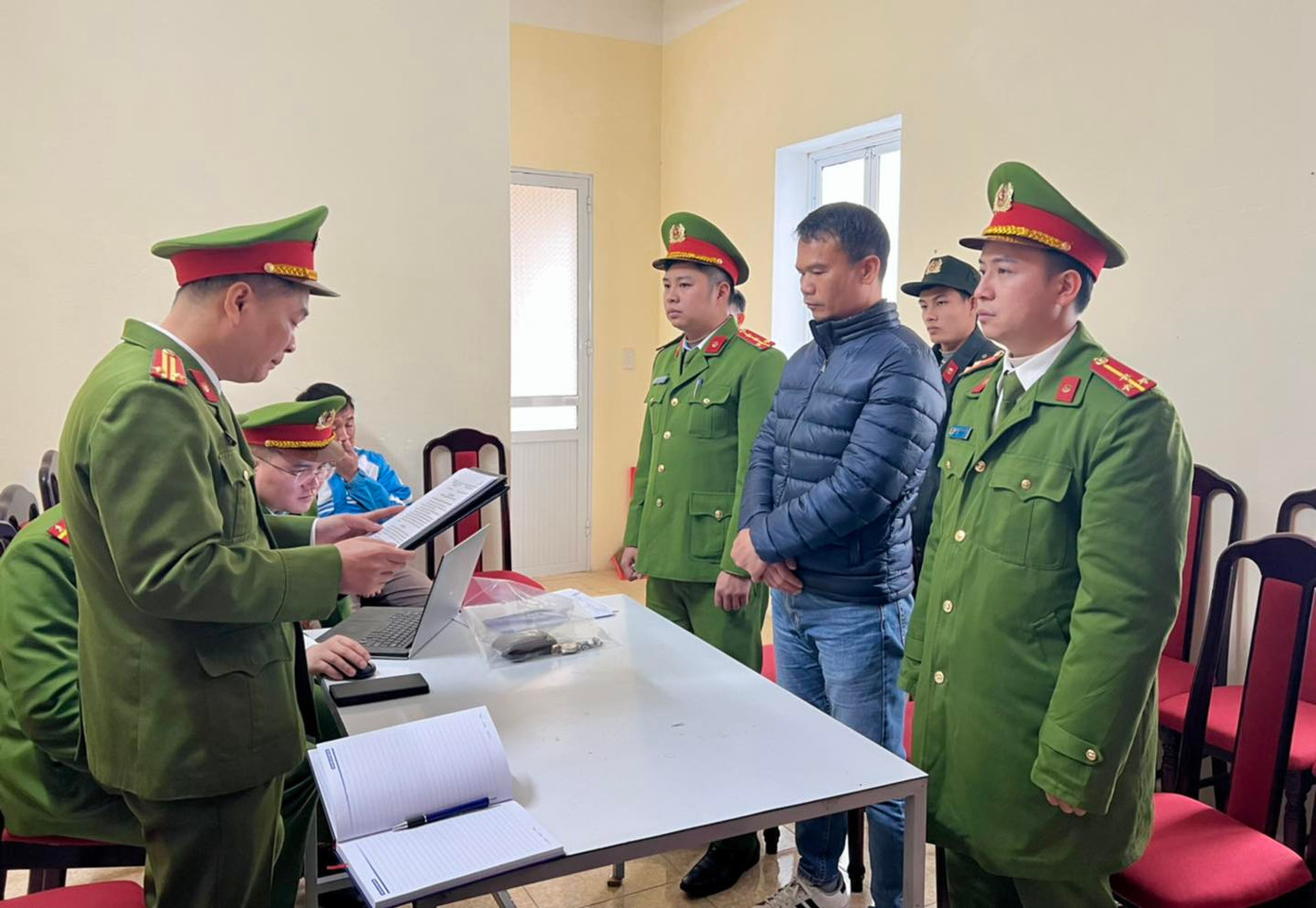 Nguyễn Thế Trịnh tại Cơ quan công an. Nguyễn Thế Trịnh tại Cơ quan công an.