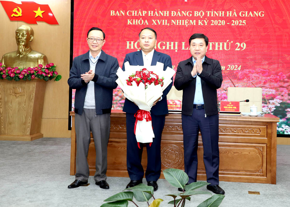 Lãnh đạo Tỉnh ủy Hà Giang chúc mừng ông Phan Huy Ngọc. Lãnh đạo Tỉnh ủy Hà Giang chúc mừng ông Phan Huy Ngọc.