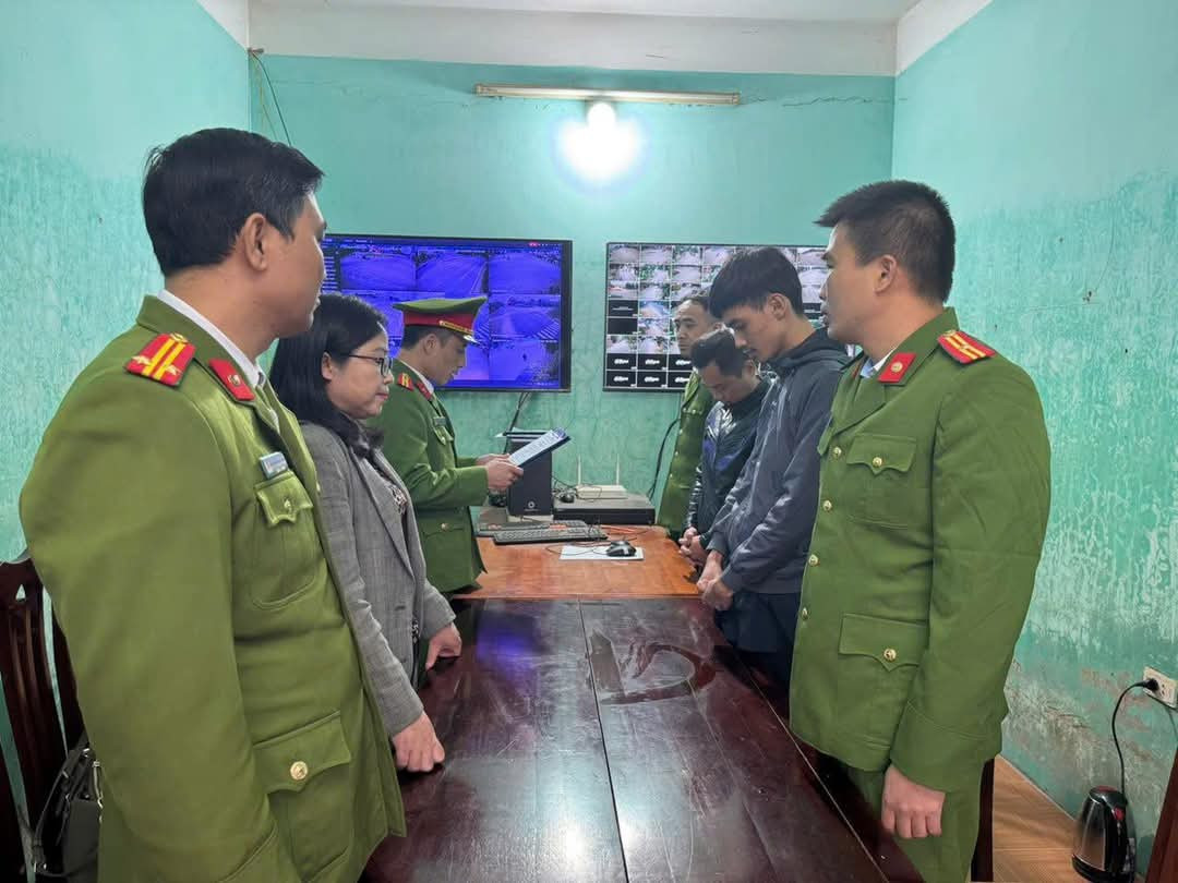 Các đối tượng tại cơ quan công an.