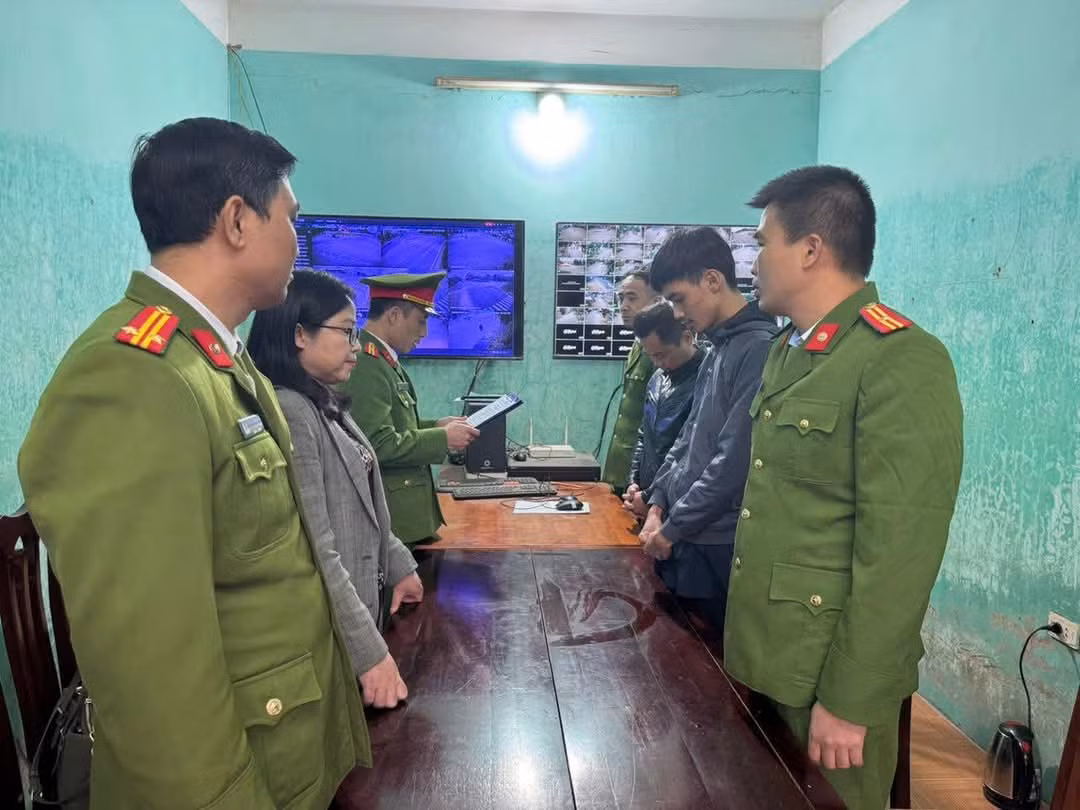 Các đối tượng tại cơ quan công an.