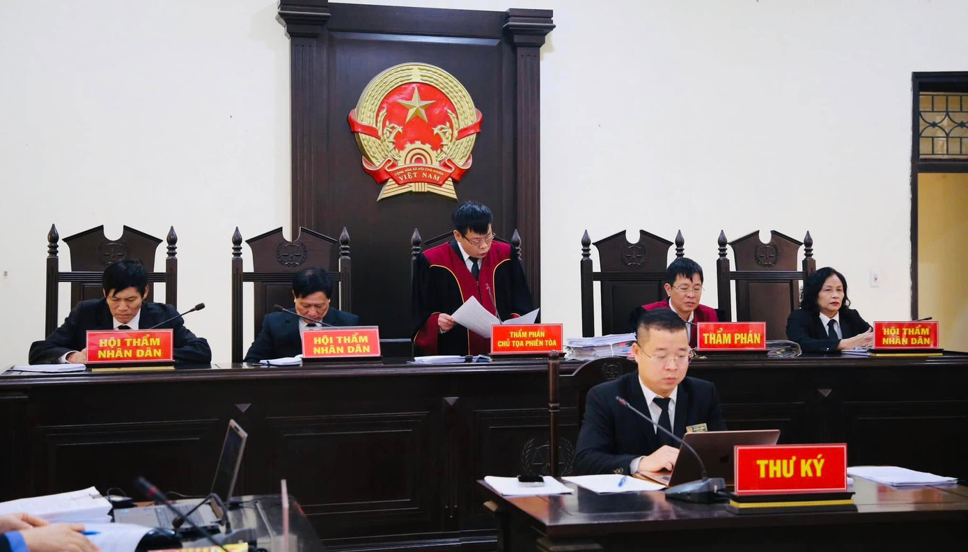 Hội đồng xét xử.