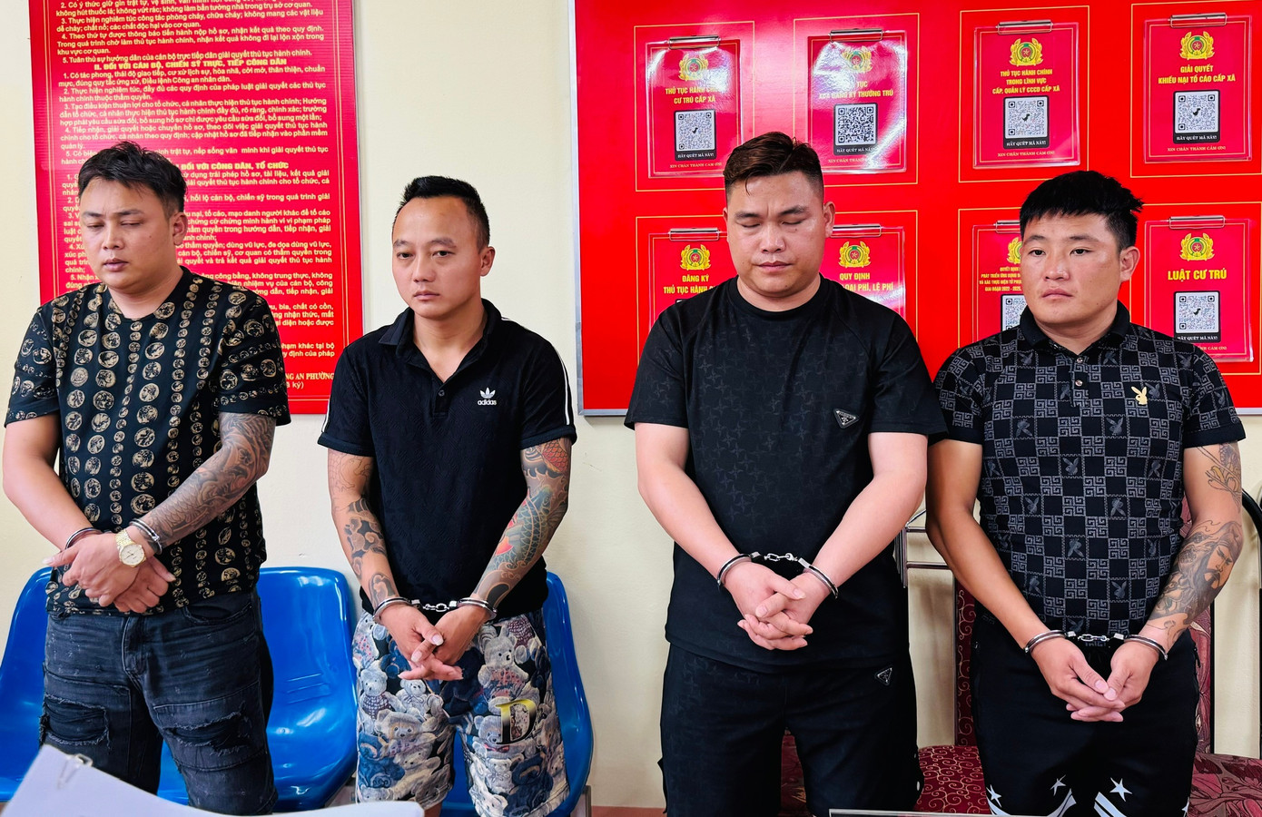 Các đối tượng tại Công an tỉnh Lào Cai. (Ảnh: Công an tỉnh Lào Cai). Các đối tượng tại Công an tỉnh Lào Cai. (Ảnh: Công an tỉnh Lào Cai).