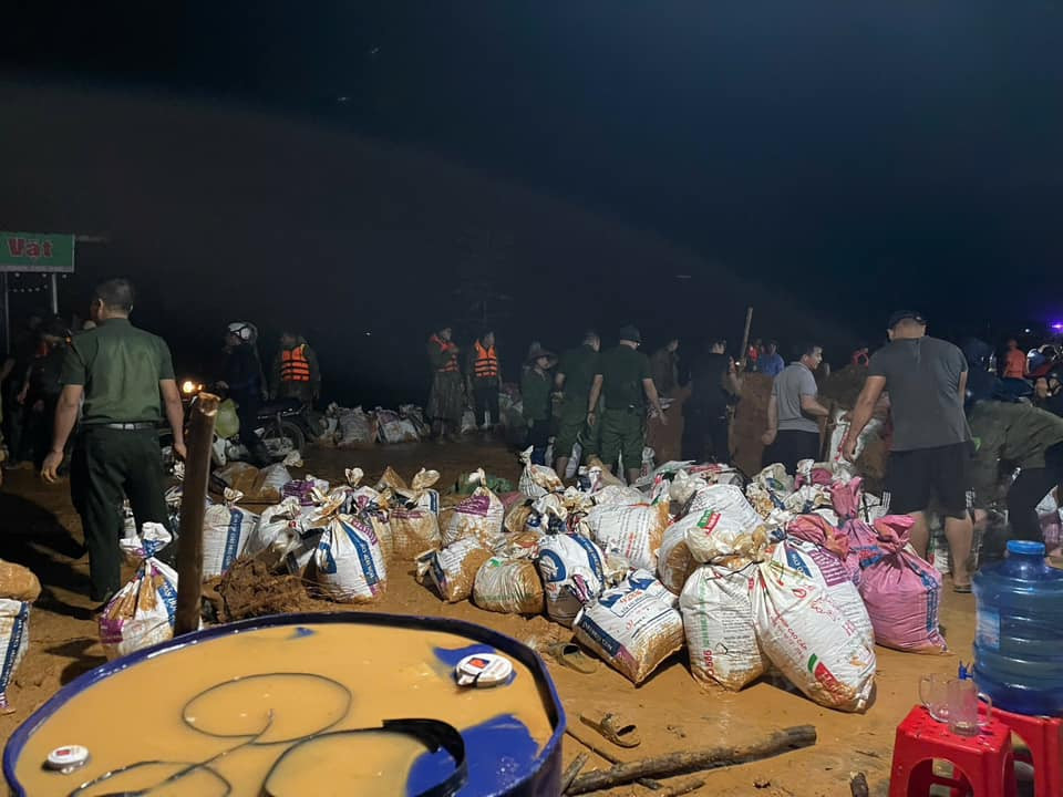 Lực lượng chức năng và người dân địa phương đang khẩn trương vá đê khắc phục sự cố. Lực lượng chức năng và người dân địa phương đang khẩn trương vá đê khắc phục sự cố.