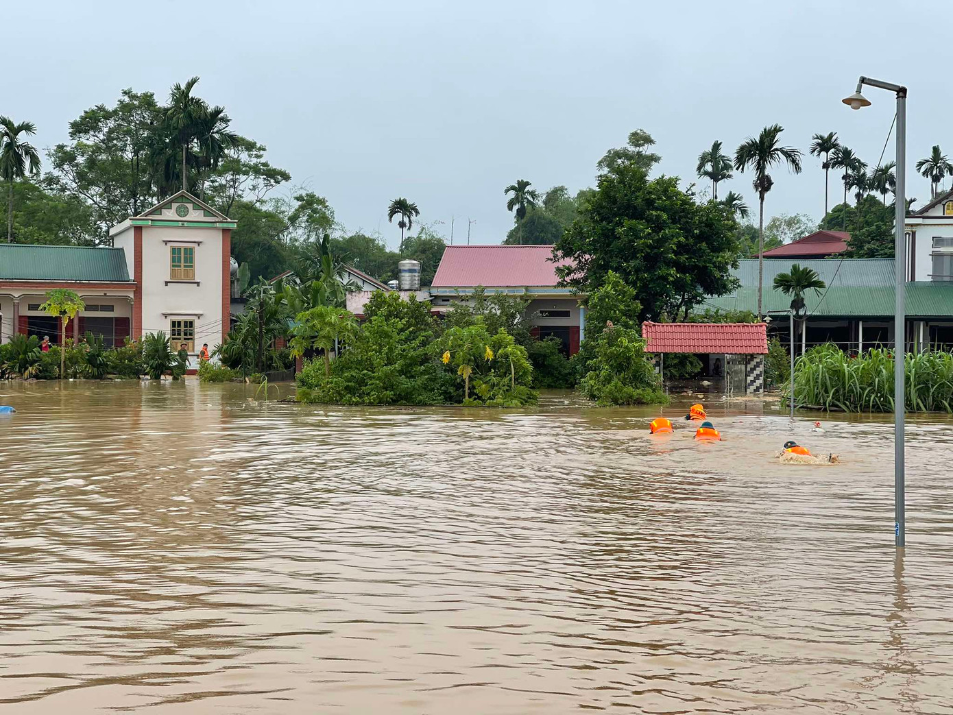 Lực lượng chức năng khẩn trương đưa người dân đến nơi an toàn. Lực lượng chức năng khẩn trương đưa người dân đến nơi an toàn.