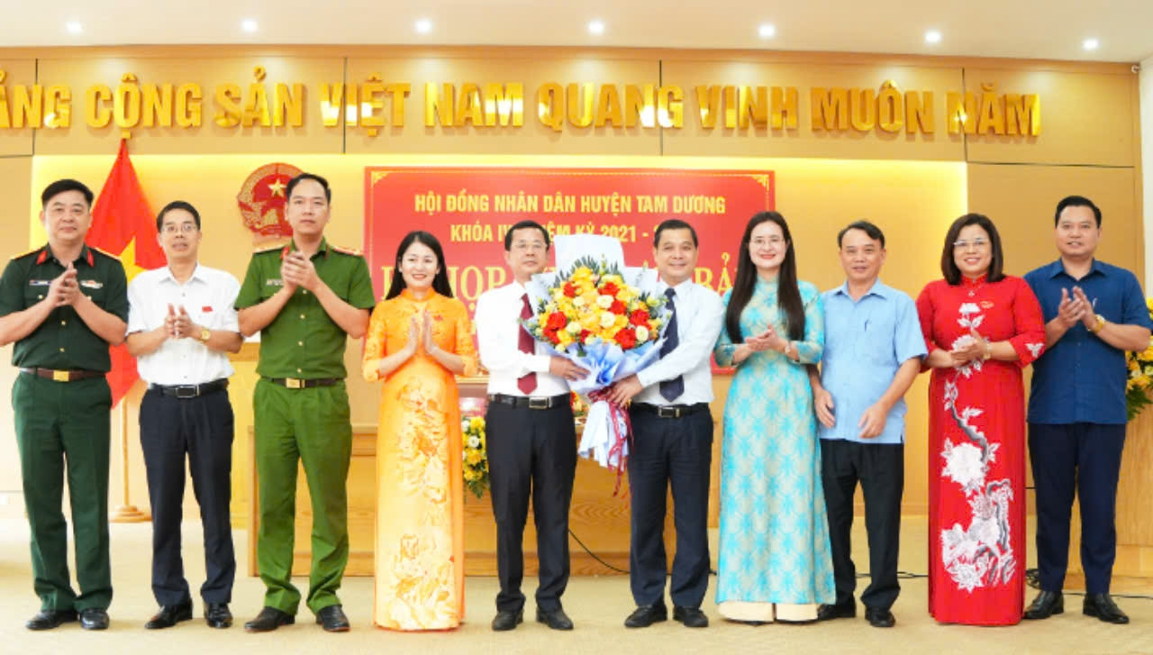 Ông Đặng Công Hòa giữ chức chủ tịch UBND huyện Tam Dương, nhiệm kỳ 2021-2026.