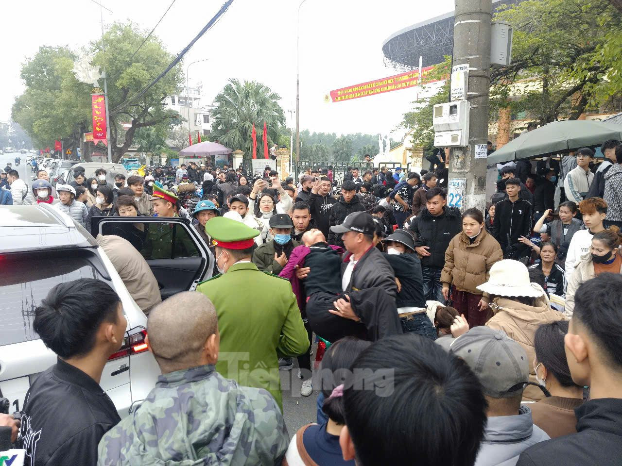 Một người phụ nữ bị ngất xỉu phải đưa đi cấp cứu khi cố gắng xếp hàng để có thể sở hữu tấm vé.