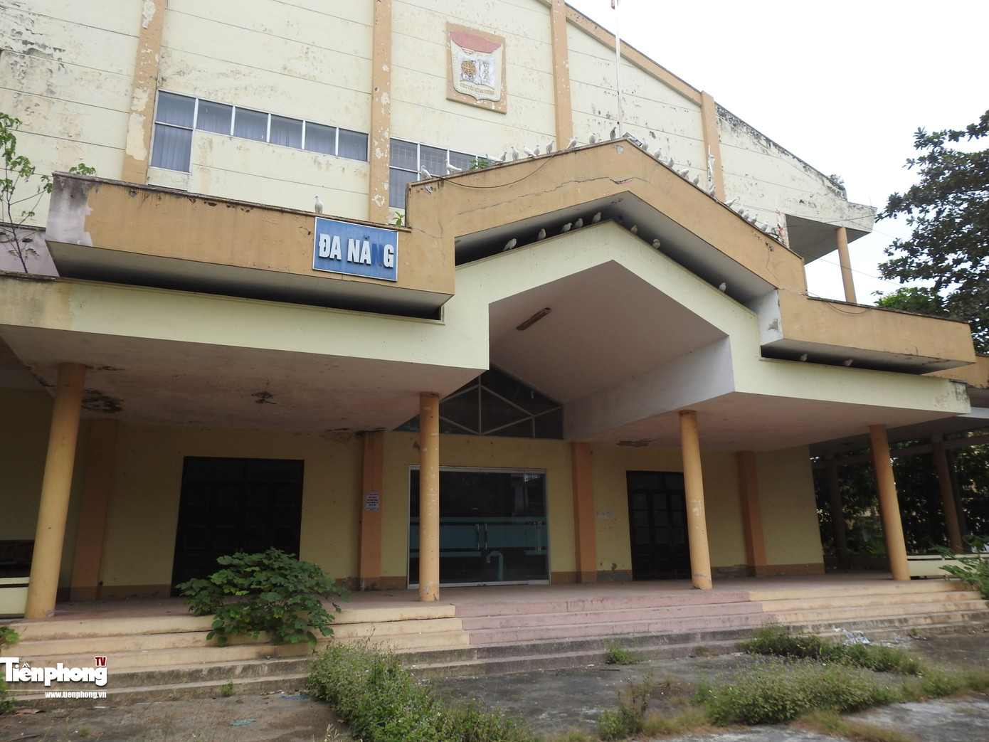 Nhà đa năng bị khóa trái, không được sử dụng đã mọc rêu đầy tường.