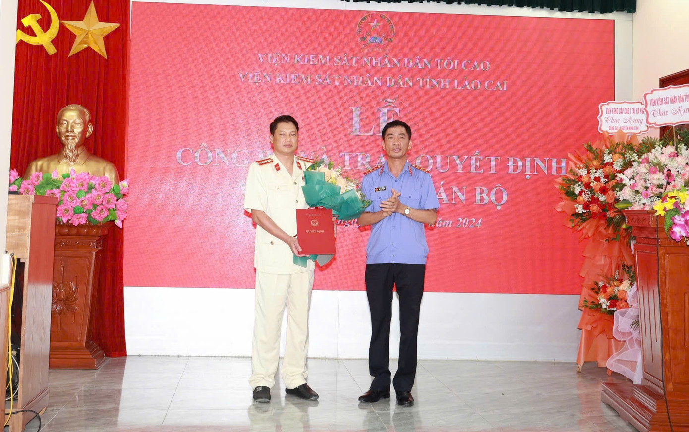 Trao quyết định bổ nhiệm chức vụ Viện trưởng Viện Kiểm sát nhân dân tỉnh Lào Cai đối với ông Nguyễn Minh Tiến.