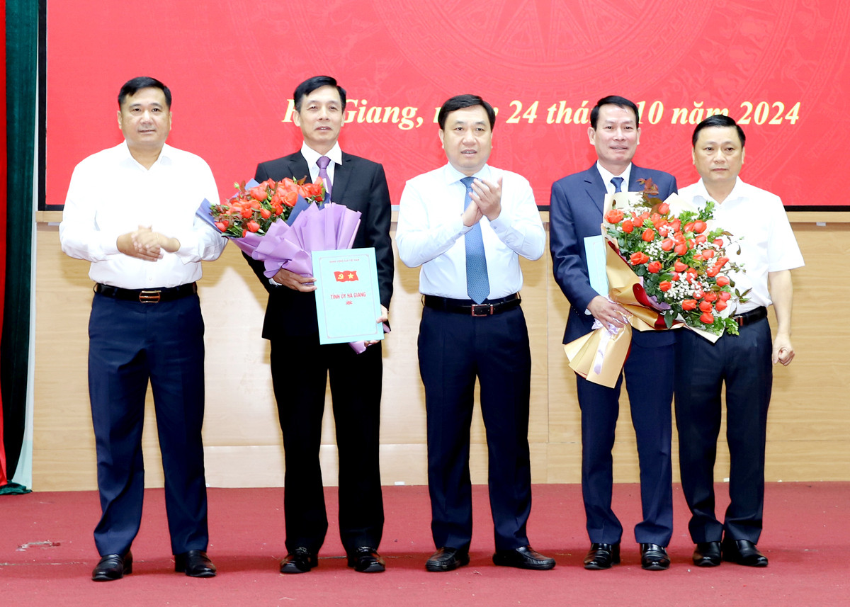 Quyền Bí thư Tỉnh ủy Nguyễn Mạnh Dũng trao quyết định và tặng hoa chúc mừng ông Đỗ Văn Hùng và ông Phan Anh Hùng. Quyền Bí thư Tỉnh ủy Nguyễn Mạnh Dũng trao quyết định và tặng hoa chúc mừng ông Đỗ Văn Hùng và ông Phan Anh Hùng.