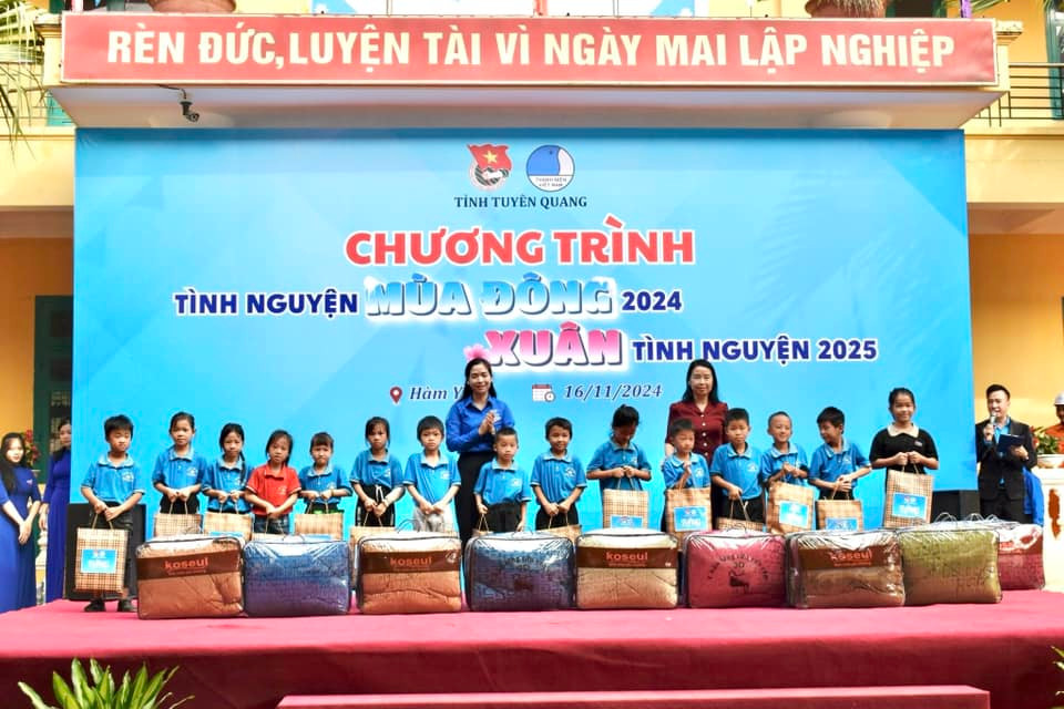 BTC trao tặng chăn ấm, sách vở, đồ dùng học tập cho các em học sinh có hoàn cảnh khó khăn.