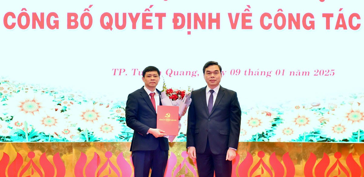 Ông Ma Thế Hồng, Trưởng Ban Tổ chức Tỉnh ủy trao Quyết định và tặng hoa chúc mừng ông Phạm Quốc Chương.