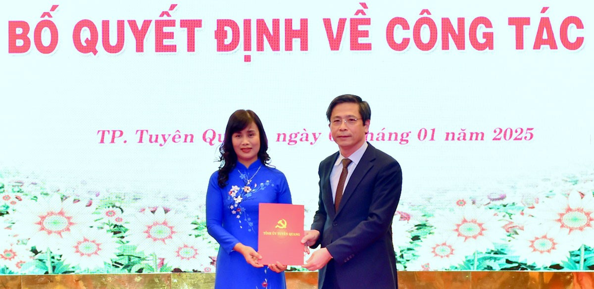 Ông Tạ Đức Tuyên, Bí thư Thành ủy Tuyên Quang trao Quyết định của Ban Thường vụ Thành ủy cho bà Đàm Thị Tuyết Mai.