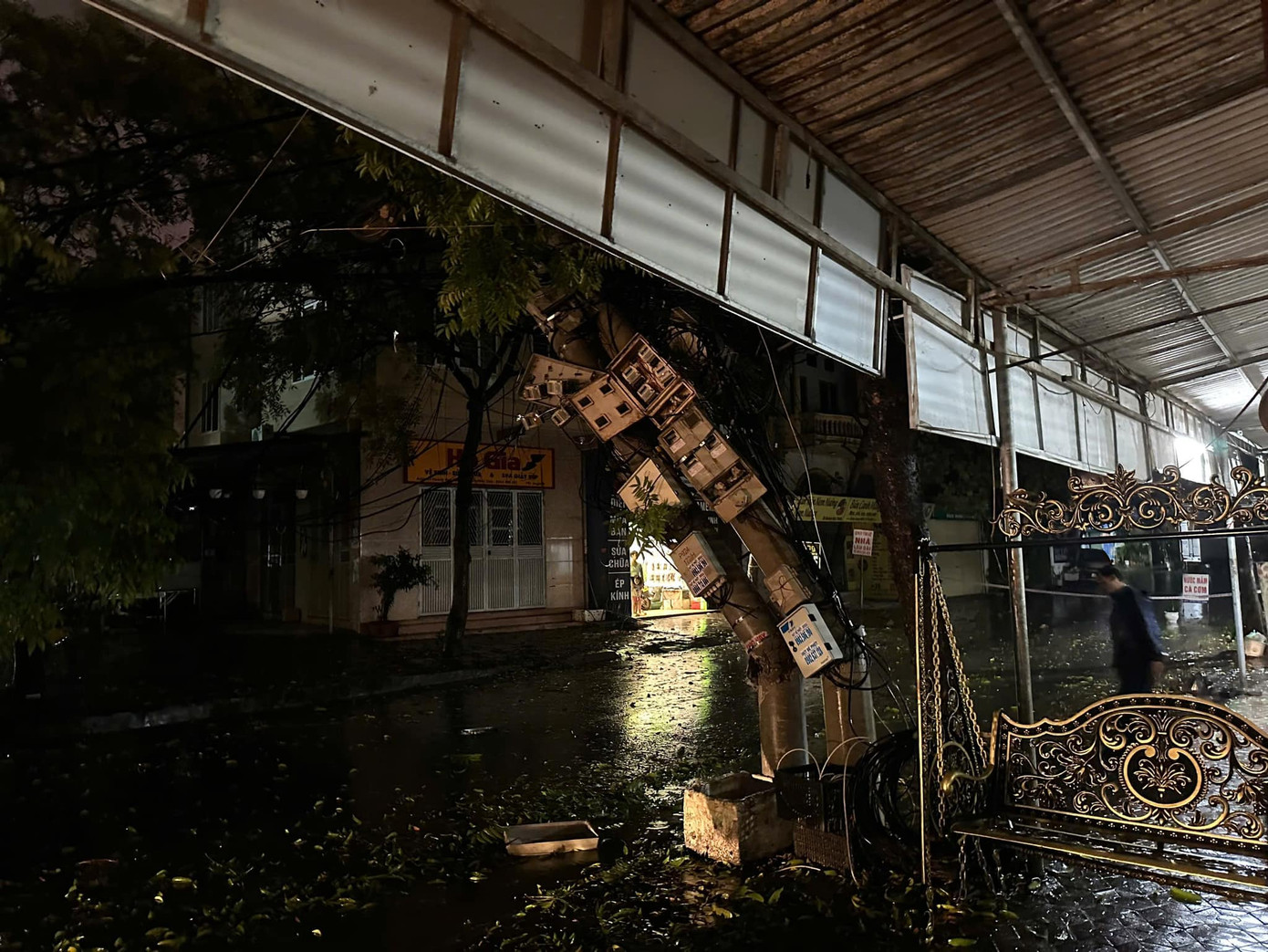 Khoảng 19h30, ngày 7/9, xảy ra vụ đổ cây xanh làm đổ gẫy cột điện tại khu 8, phường Nông Trang, TP Việt Trì.