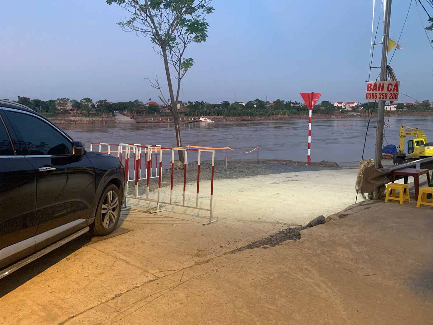 Khu vực đường dẫn xuống 2 đầu cầu phao tại huyện Lâm Thao và Tam Nông đều được lực lượng chức năng rào chắn, cấm người và phương tiện đi vào.