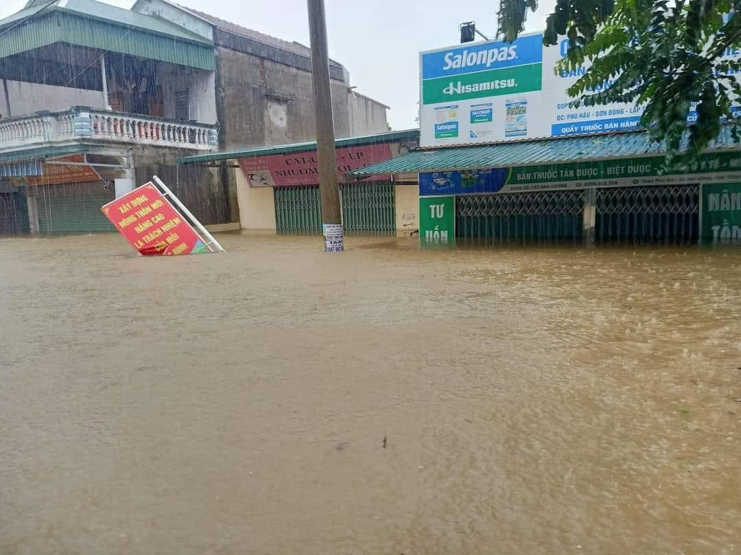 Mực nước sông Phó Đáy dâng cao mức báo động 3 khiến một số xã tại huyện Lập Thạch chìm trong biển nước.