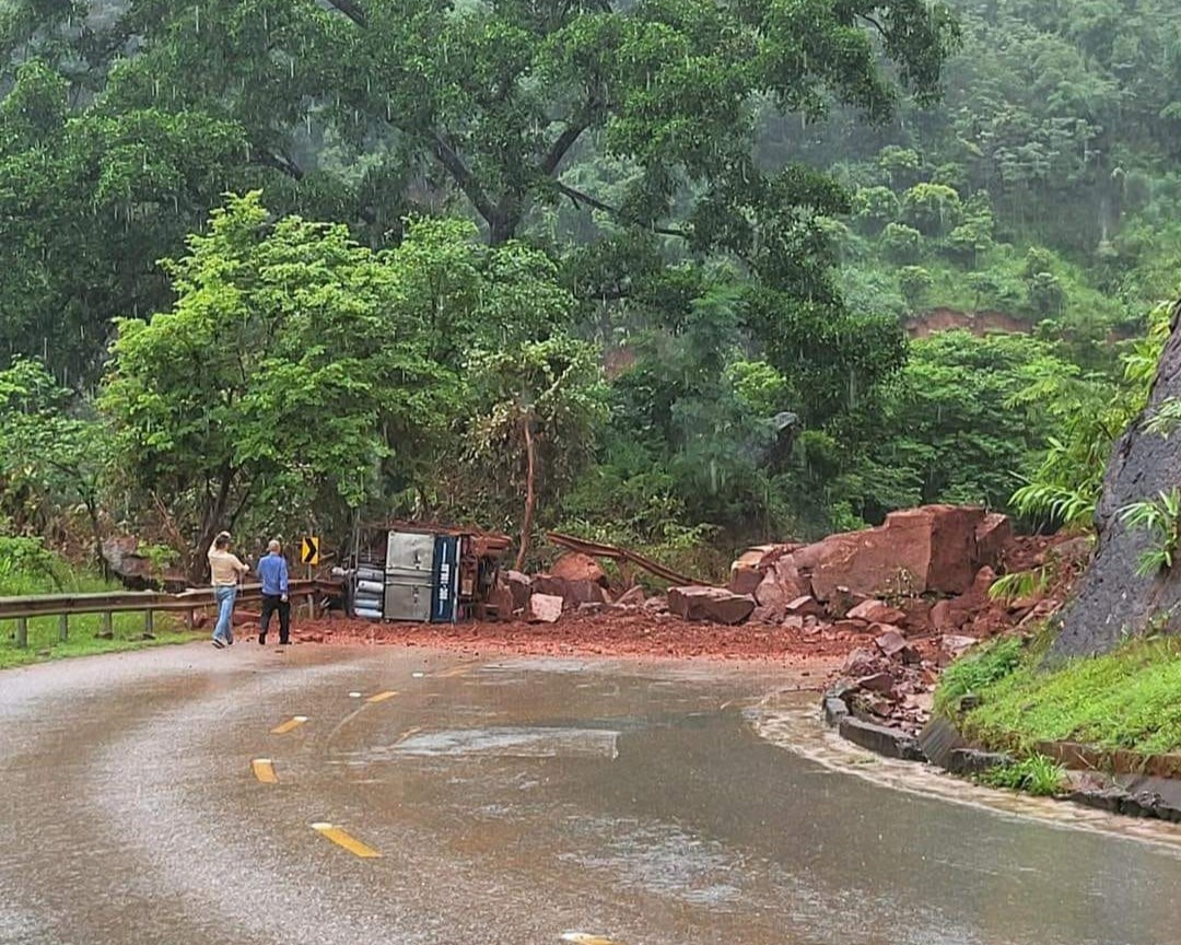 Sạt lở đất, đá trên QL6 đoạn qua huyện Mộc Châu gây ách tắc giao thông. Sạt lở đất, đá trên QL6 đoạn qua huyện Mộc Châu gây ách tắc giao thông.