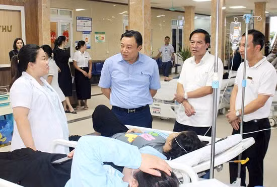 Lãnh đạo Sở Y tế thăm, động viên các công nhân điều trị tại Trung tâm Y tế huyện Thanh Thủy. Lãnh đạo Sở Y tế thăm, động viên các công nhân điều trị tại Trung tâm Y tế huyện Thanh Thủy.