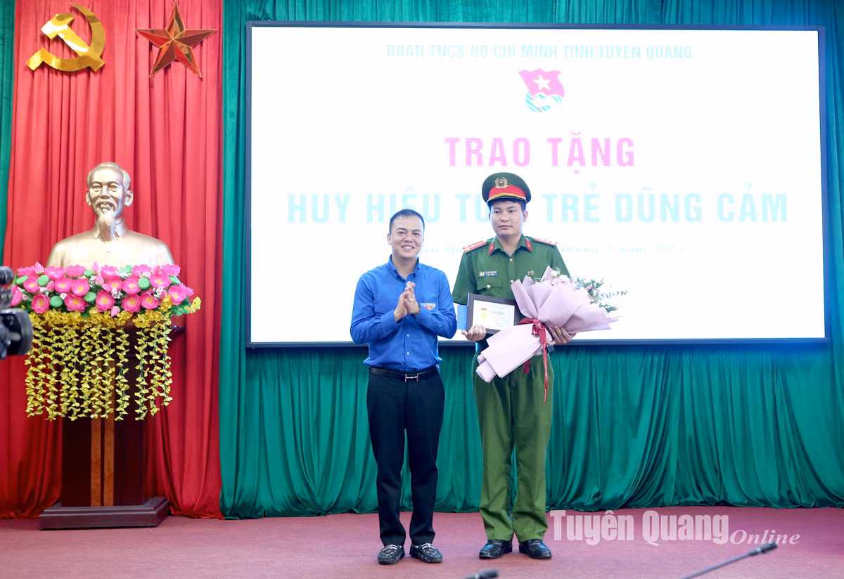 Lãnh đạo Tỉnh đoàn Tuyên Quang trao Huy hiệu tuổi trẻ cho đồng chí Đại úy Lục Văn Nguyên. Ảnh: Báo Tuyên Quang