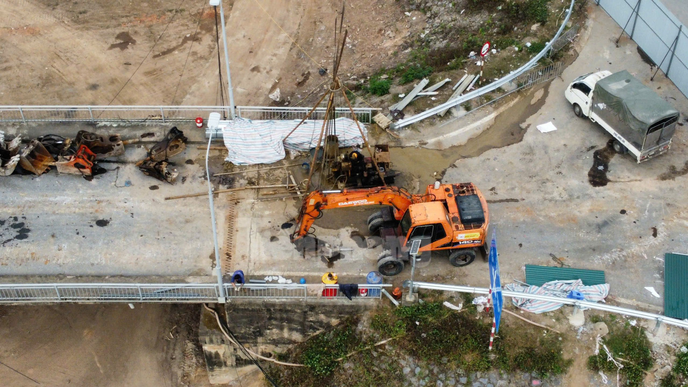 Các máy móc cỡ lớn bắt đầu tiến hành khoan đục, tháo dỡ phần còn lại của cầu Phong Châu. Toàn bộ khu vực công trường thi công đã được dựng tôn, quây kín.