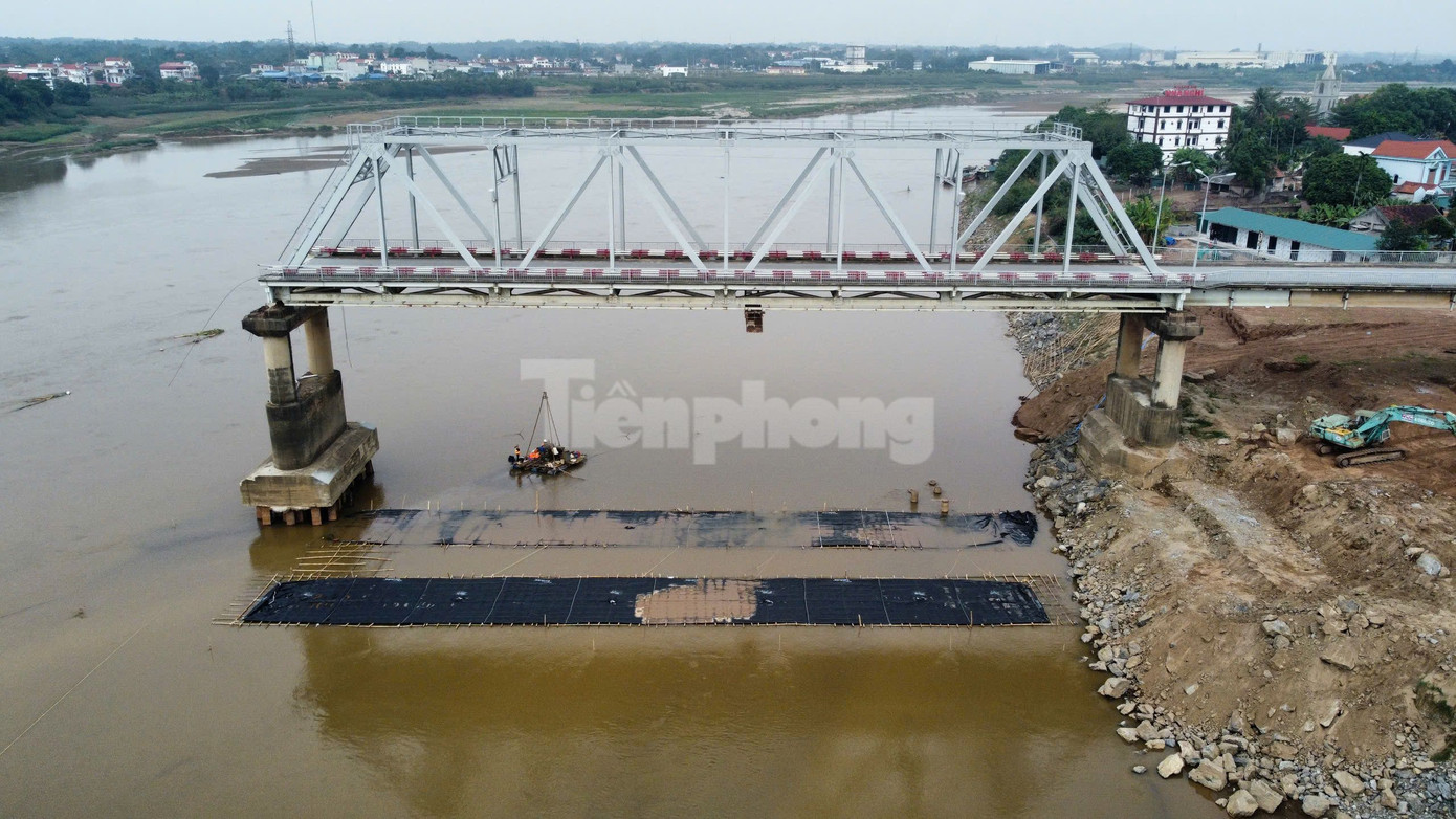 Phía dưới lòng sông, nhà thầu đã tiến hành chuẩn bị xây dựng cầu Phong Châu mới.