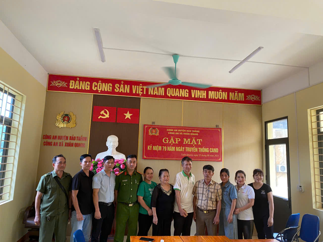 Ngày 20/9, Công an xã Xuân Quang đã bàn giao số vàng bị bỏ quên trong thùng từ thiện cho chủ sở hữu. Ngày 20/9, Công an xã Xuân Quang đã bàn giao số vàng bị bỏ quên trong thùng từ thiện cho chủ sở hữu.