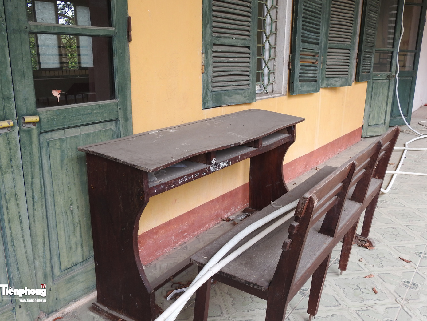 Bàn ghế, dây nhợ hỏng khiến ngôi trường trở nên nhếch nhác.