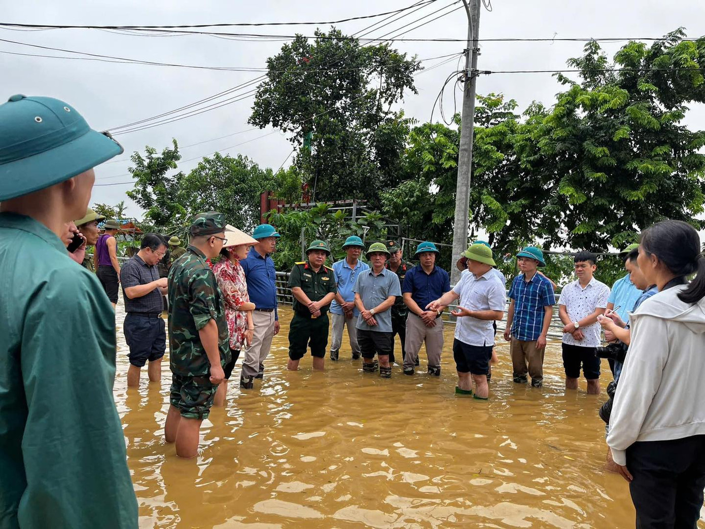 Lực lượng chức năng tổ chức cứu hộ người dân bị ngập tại huyện Vĩnh Tường.