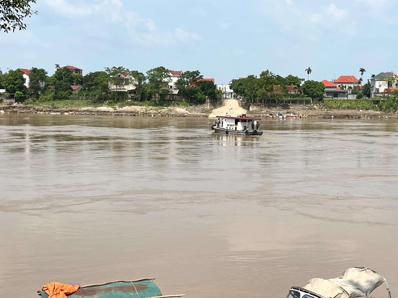 Lực lượng chức năng đang tích cực tìm kiếm các nạn nhân mất tích.