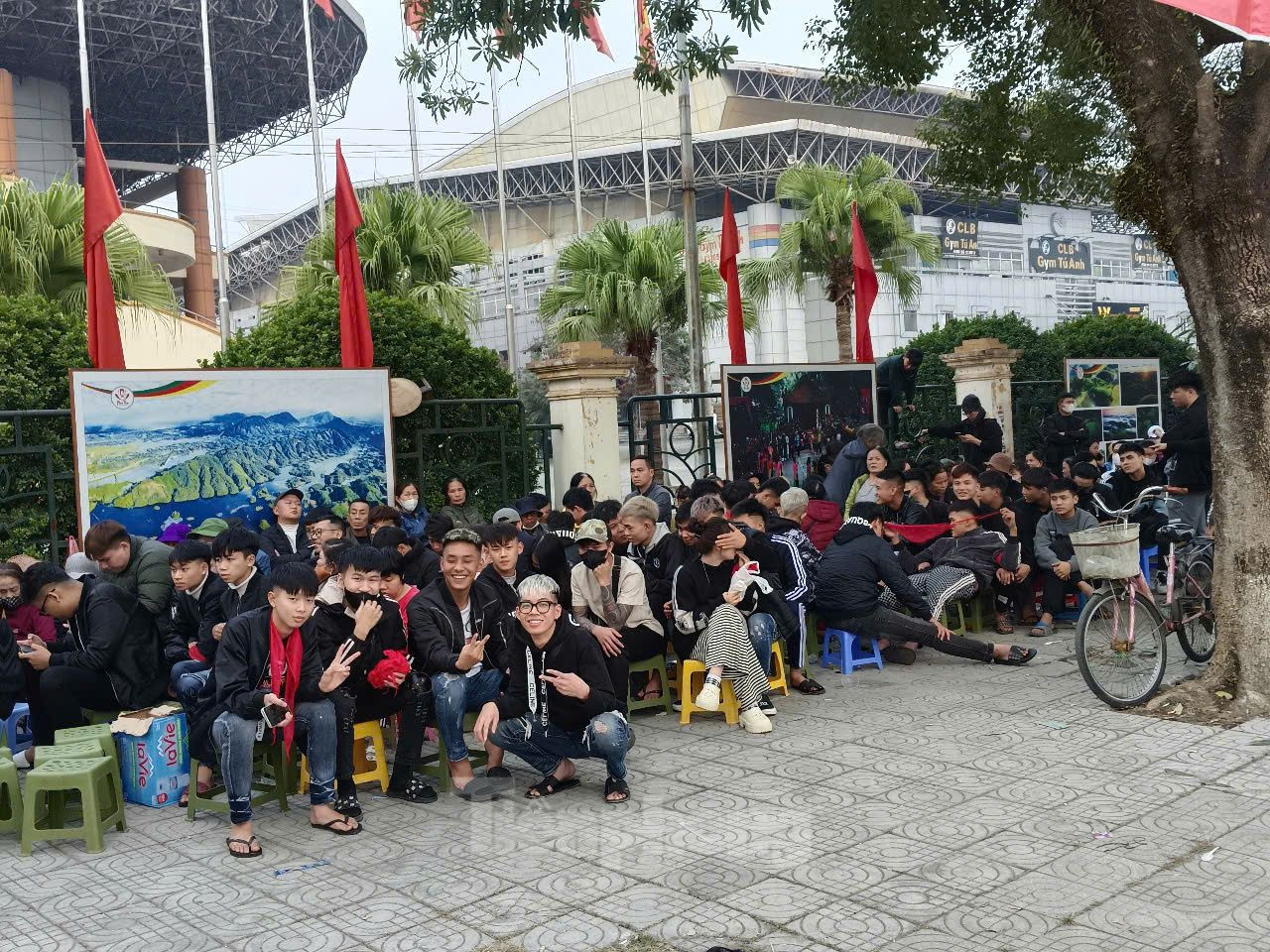 Thế nhưng theo ghi nhận, từ trưa qua (26/12) đã có hàng trăm người có mặt tại cổng Nhà thi đấu Thể dục thể thao tỉnh Phú Thọ để xếp hàng sớm chờ mua vé. Thế nhưng theo ghi nhận, từ trưa qua (26/12) đã có hàng trăm người có mặt tại cổng Nhà thi đấu Thể dục thể thao tỉnh Phú Thọ để xếp hàng sớm chờ mua vé.