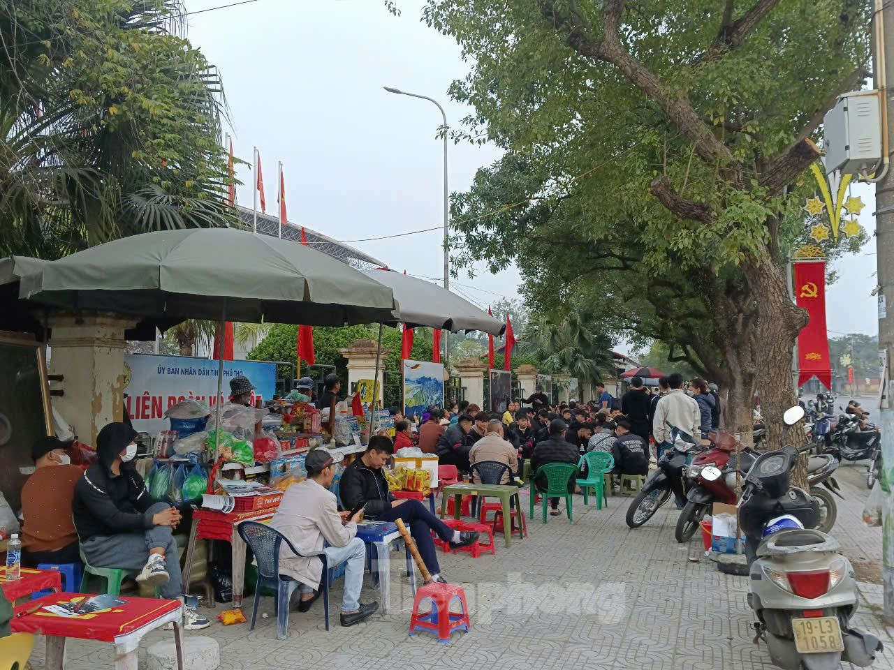 Số lượng người xếp hàng tăng dần theo thời gian. Số lượng người xếp hàng tăng dần theo thời gian.