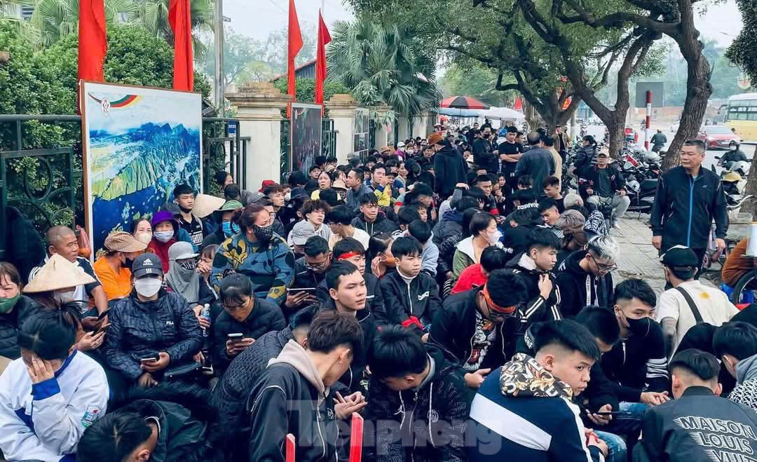 Theo thông báo của BTC, 8h sáng nay (27/12) sẽ tổ chức bán vé trận bán kết lượt về giữa đội tuyển Việt Nam - Singapore. Vé có 3 mệnh giá: 300.000 đồng; 500.000 đồng và 600.000 đồng. Theo thông báo của BTC, 8h sáng nay (27/12) sẽ tổ chức bán vé trận bán kết lượt về giữa đội tuyển Việt Nam - Singapore. Vé có 3 mệnh giá: 300.000 đồng; 500.000 đồng và 600.000 đồng.