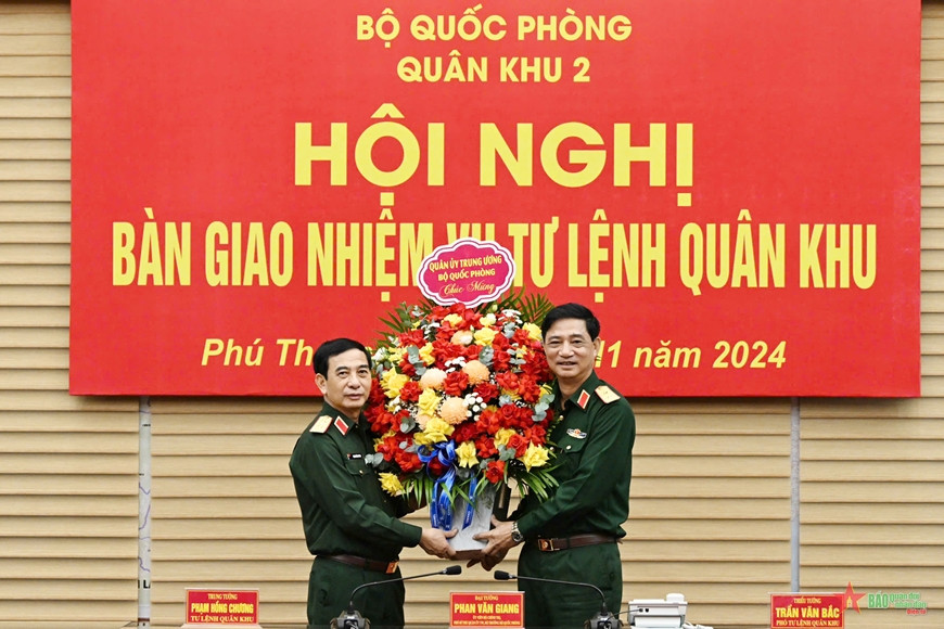 Đại tướng Phan Văn Giang chúc mừng Trung tướng Phạm Hồng Chương nghỉ hưu theo chế độ. Đại tướng Phan Văn Giang chúc mừng Trung tướng Phạm Hồng Chương nghỉ hưu theo chế độ.