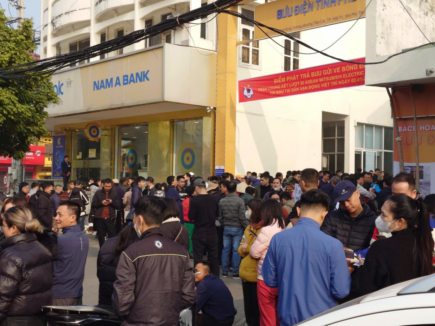 Được biết, ngày 1/1 Bưu điện tỉnh Phú Thọ sẽ phát 3.500 vé cho người hâm mộ đã đặt mua vé thành công ngày 30/12.