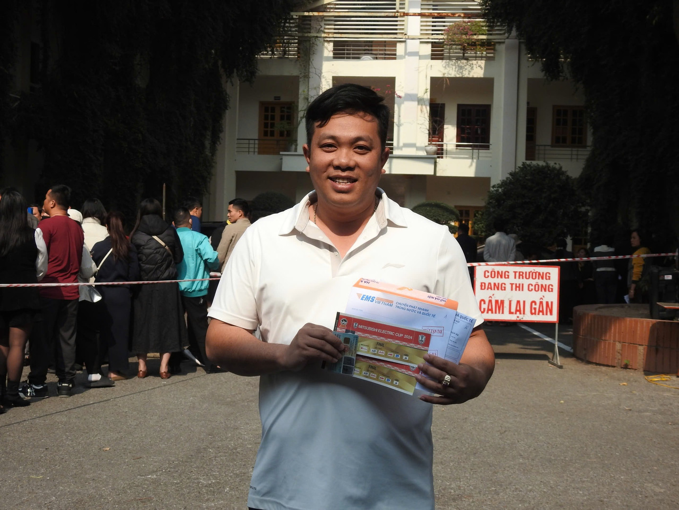 Chỉ sau 15 - 20p xếp hàng, người hâm mộ đã được nhận tấm vé mà không phải chen lấn, xô đẩy như khi bán vé trực tiếp trước cổng SVĐ Việt Trì.