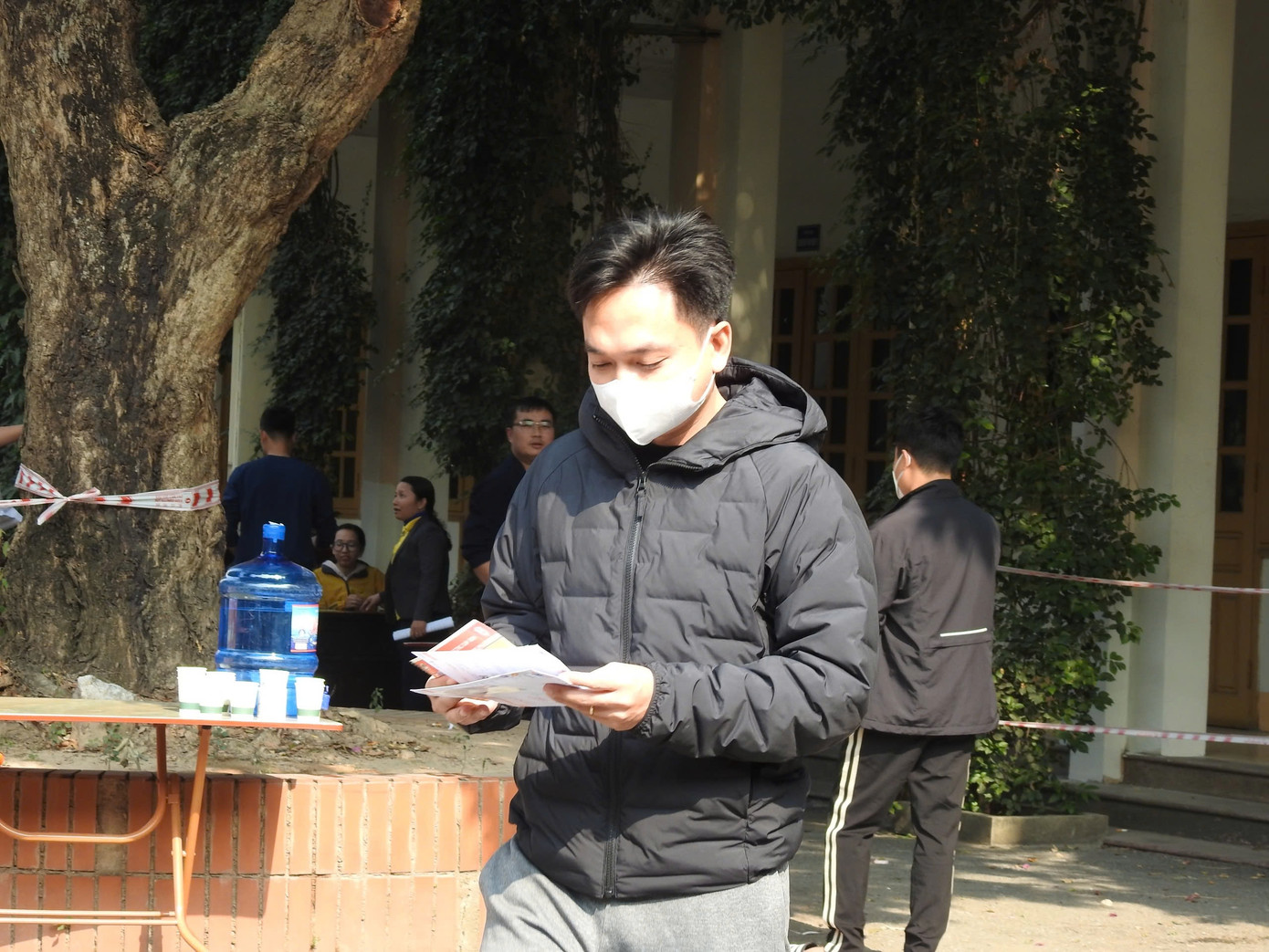 Theo bà Nguyễn Thị Phương - Giám đốc Bưu điện tỉnh Phú Thọ, công tác chuẩn bị phát vé cho người dân được chuẩn bị từ 2h sáng. Ngay từ 6h đã có nhiều người đến nhận vé.