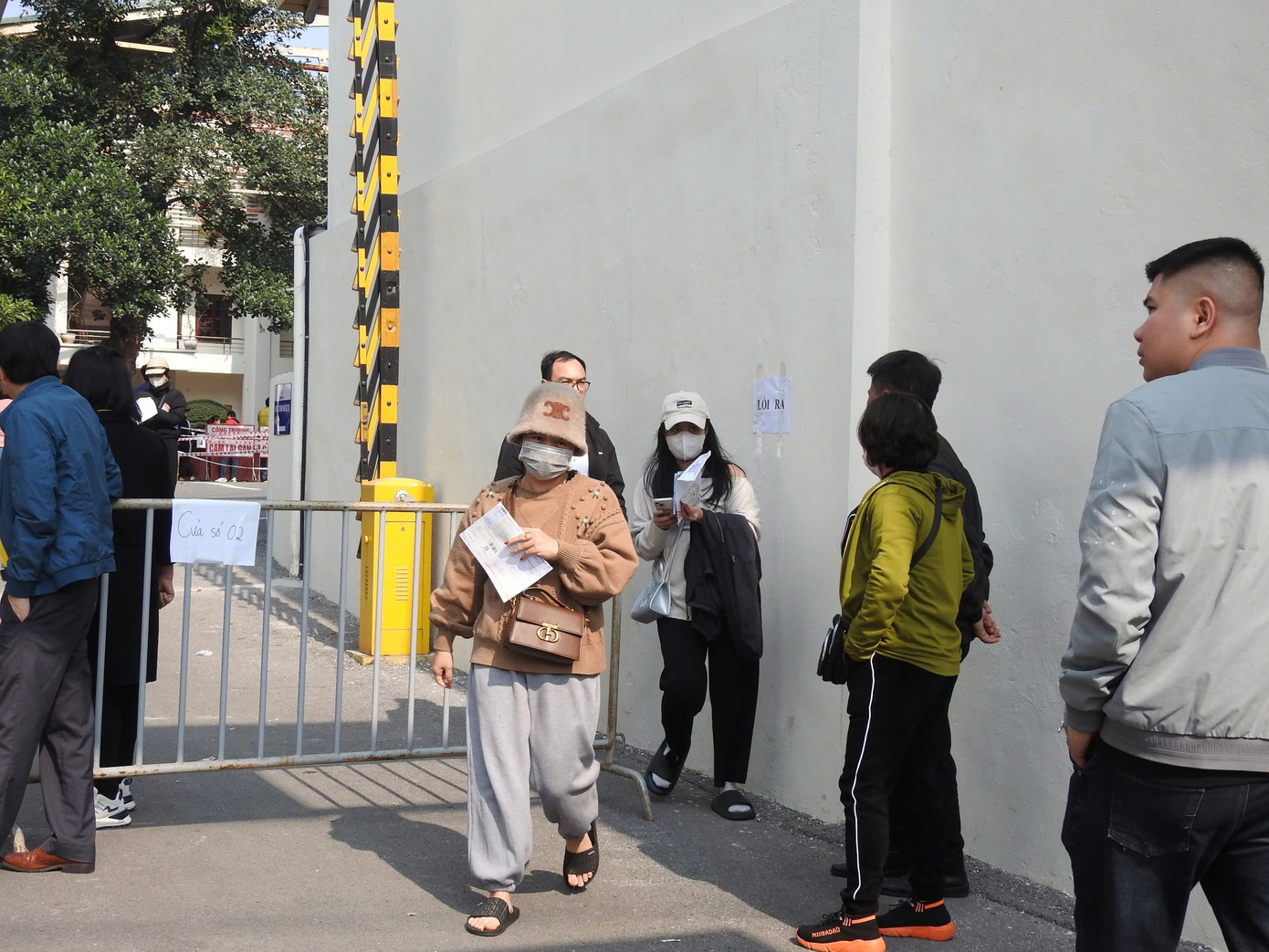 Dân phe vé đợi người dân ra và trả giá gấp đôi, sau đó bán lại với giá gấp 3,4. Tuy nhiên, lượng người bán lại dân phe vé rất ít.