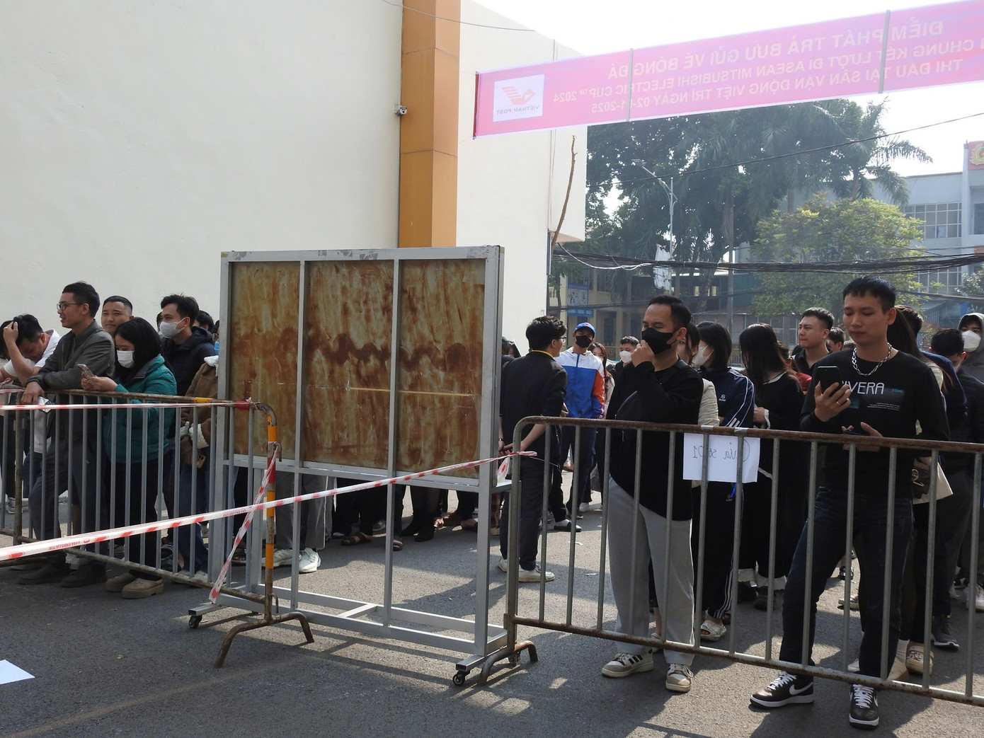 Người hâm mộ xếp 2 hàng theo thứ tự bảng chữ cái, tránh xảy ra tình trạng chen lấn xô đẩy nhau khi vào nhận vé.