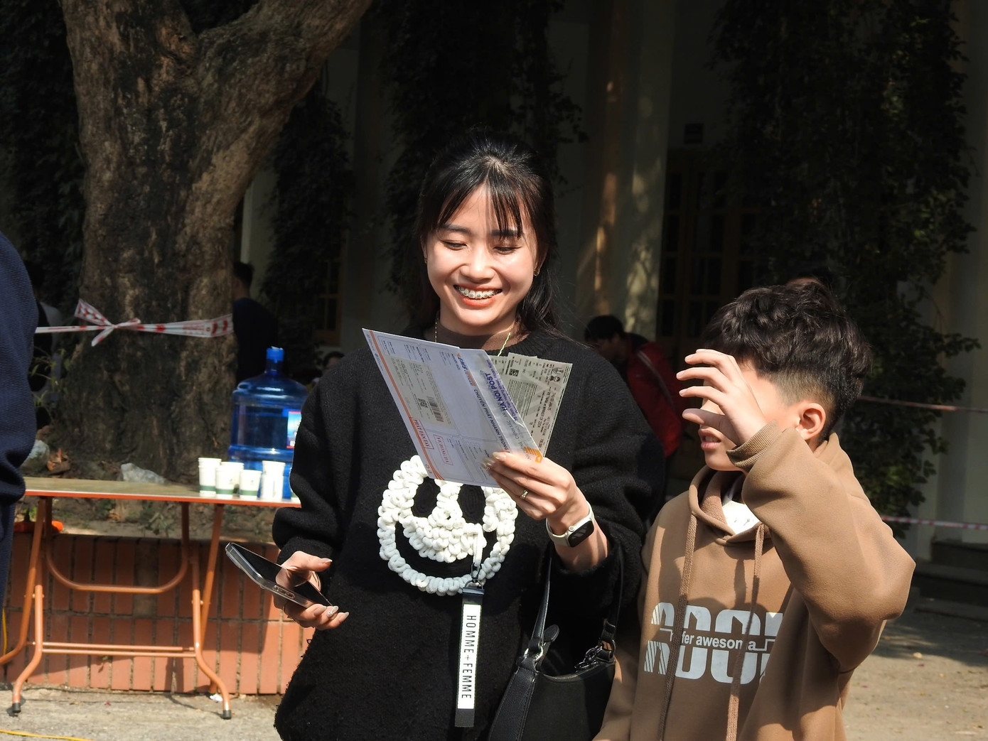 Người hâm mộ phấn khởi khi nhận tấm vé trên tay.