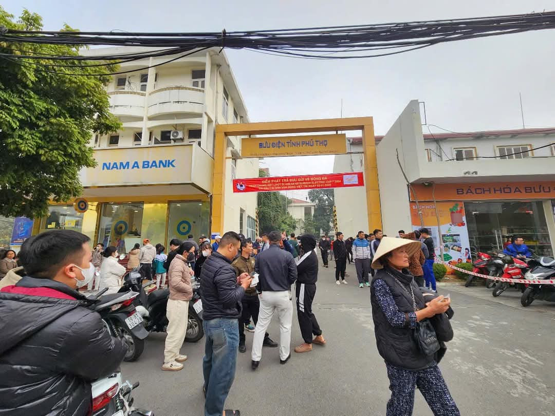 Theo ghi nhận của PV, ngay từ sáng sớm ngày 1/1 đã có hàng nghìn người hâm mộ đến nhận vé trước cổng Bưu điện tỉnh Phú Thọ.