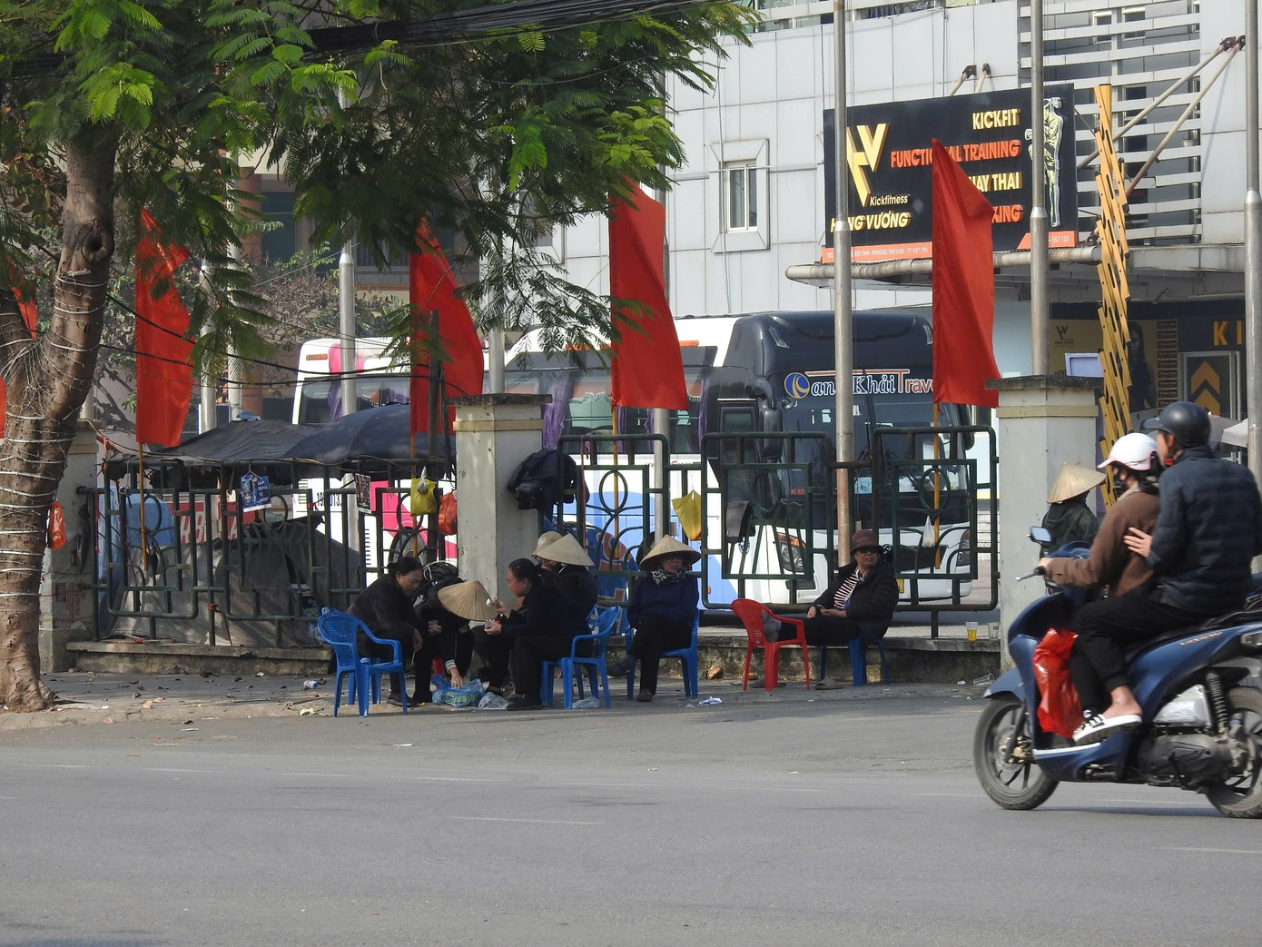 Trước cổng SVĐ Việt Trì, dân phe vé chỉ lác đác vài người, không còn cảnh hoạt động nhộn nhịp như trận bán kết lượt về trước đó.