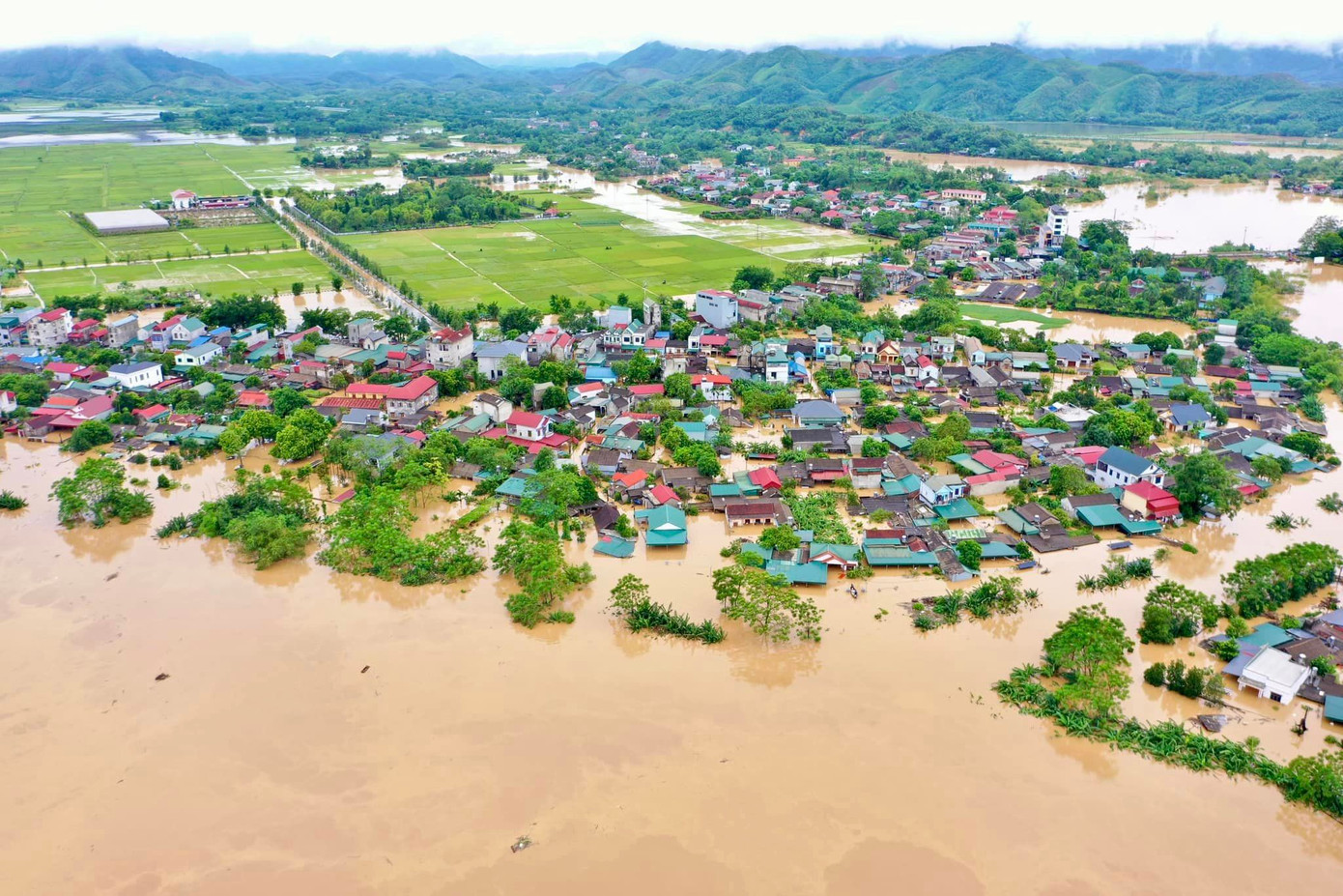 Nước sông Hồng dâng cao tràn đê ở huyện Hạ Hòa khiến 1.980 hộ dân phải di dời khẩn cấp. Nước sông Hồng dâng cao tràn đê ở huyện Hạ Hòa khiến 1.980 hộ dân phải di dời khẩn cấp.