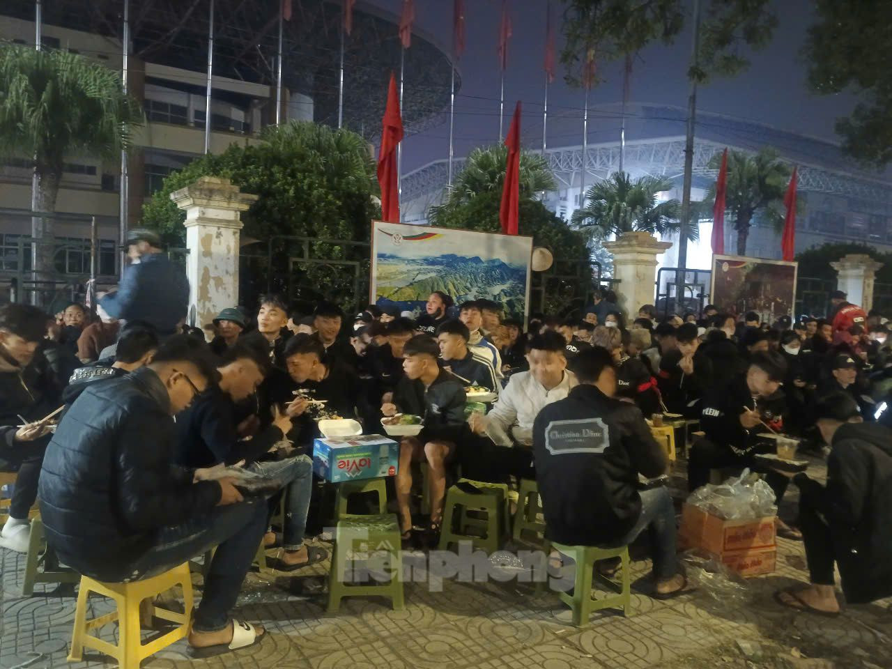 Ghi nhận khoảng 21h30 hôm qua, lượng người đến cổng sân vận động Việt Trì (Phú Thọ) ngày càng tăng, để xếp hàng sớm chờ mua vé. Ghi nhận khoảng 21h30 hôm qua, lượng người đến cổng sân vận động Việt Trì (Phú Thọ) ngày càng tăng, để xếp hàng sớm chờ mua vé.