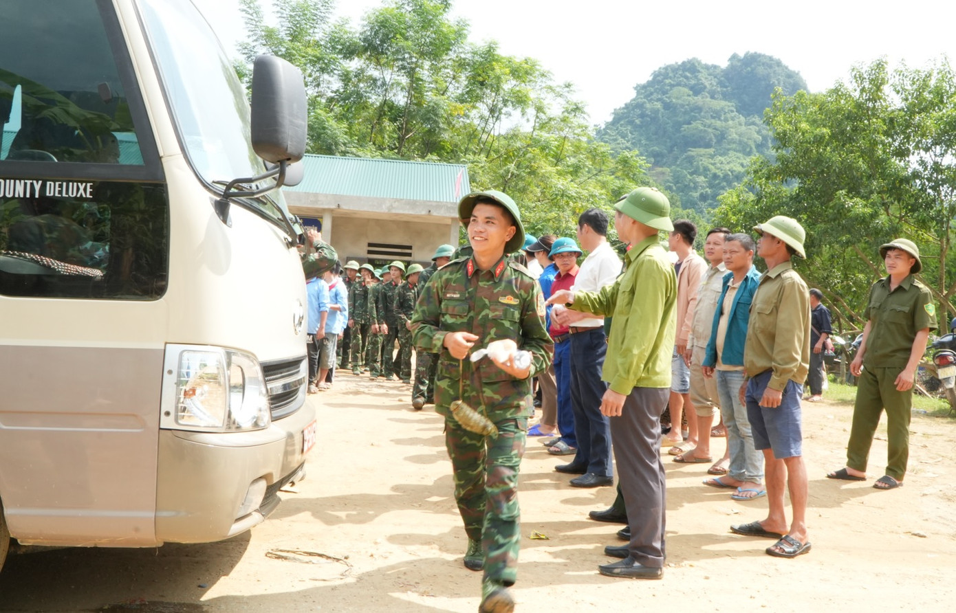 Những cái bắt tay đầy xúc động giữa quân và dân. Những cái bắt tay đầy xúc động giữa quân và dân.