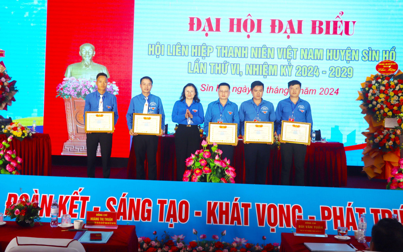 Chị Hoàng Thị Thuận - Phó Chủ tịch Hội LHTN Việt Nam tỉnh tặng Bằng khen của Hội LHTN Việt Nam tỉnh cho các tập thể có thành tích xuất sắc trong công tác Hội và phong trào thanh niên giai đoạn 2019-2024. Chị Hoàng Thị Thuận - Phó Chủ tịch Hội LHTN Việt Nam tỉnh tặng Bằng khen của Hội LHTN Việt Nam tỉnh cho các tập thể có thành tích xuất sắc trong công tác Hội và phong trào thanh niên giai đoạn 2019-2024.