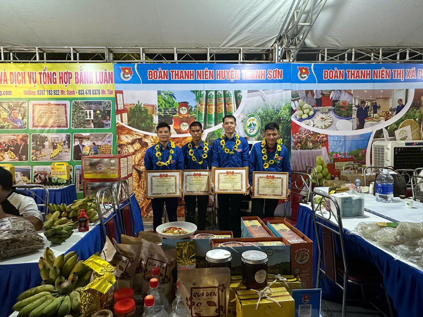 Anh Đinh Trọng Vĩnh (ngoài cùng bên trái) là một trong 15 thanh niên dân tộc nhận bằng khen của Tỉnh Đoàn Phú Thọ trong dịp Đại hội LHTN Việt Nam tỉnh Phú Thọ nhiệm kỳ 2024 - 2029.